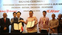 Kesepakatan codeshare ini ditandatangani oleh Presiden Direktur Lion Group, Capt. Daniel Putut Kuncoro Adi dan Presiden Direktur Jeju Air, Kim E-Bae di Hotel Fairmont, Jakarta.