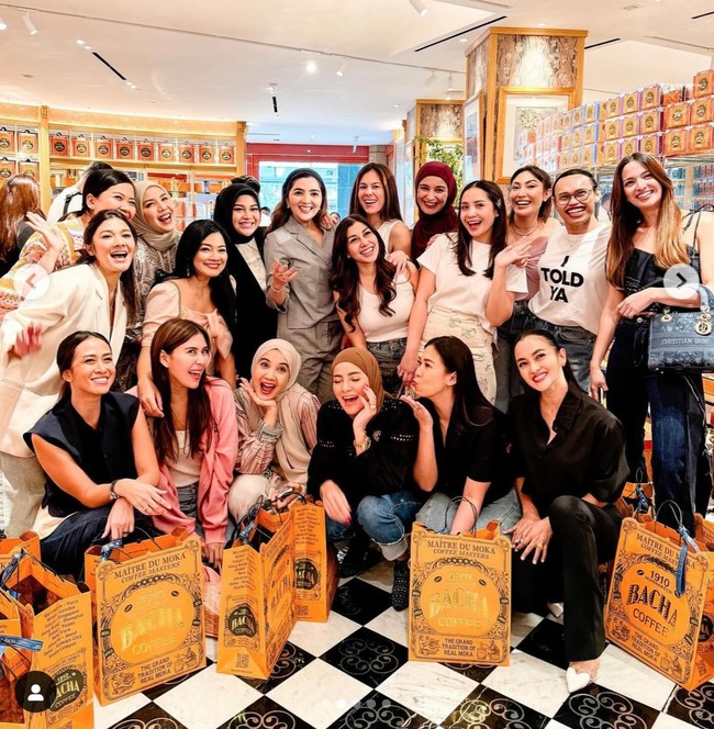 Ikut berpose bersama, Nia Ramadhani atasan crop top tali spaghetti dengan celana panjang jeans. Melengkapi penampilannya, Nia menenteng tas berwarna senada dari merwk mewah Christian Dior. Melansir website resminya, tas edisi Medium Lady D-Lite Bag itu harganya bisa mencapai Rp 78 juta. Foto: Instagram