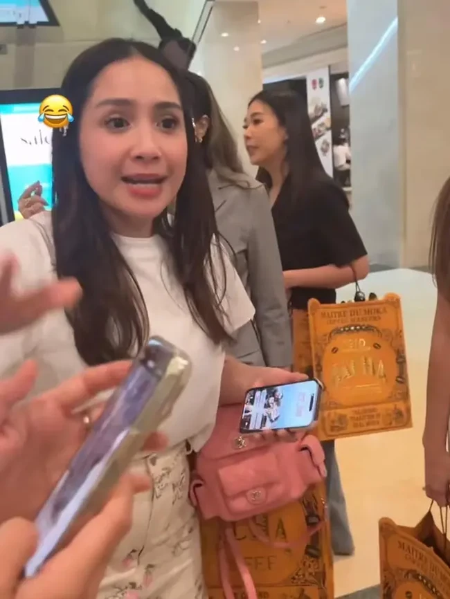 Kakak ipar Syahnaz, Nagita Slavina juga hadir dengan membawa tas yang tak kalah mewah. Tampil simpel mengenakan kaos putih dan bawahan bercorak berwarna senada, istri Raffi Ahmad itu tampak menenteng tas berwarna merah muda keluaran Chanel. Grained Shiny Calfskin & Gold-Tone Metal itu ditaksir harganya mencapai Rp 93 juta. Foto: Instagram