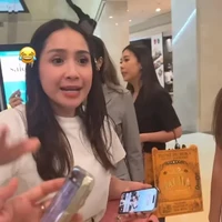 Kakak ipar Syahnaz, Nagita Slavina juga hadir dengan membawa tas yang tak kalah mewah. Tampil simpel mengenakan kaos putih dan bawahan bercorak berwarna senada, istri Raffi Ahmad itu tampak menenteng tas berwarna merah muda keluaran Chanel. Grained Shiny Calfskin & Gold-Tone Metal itu ditaksir harganya mencapai Rp 93 juta. Foto: Instagram