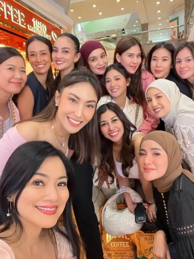Kakak ipar Nagita sekaligus kakak Syahnaz juga ikut hadir dan berpose bersama geng Cendol. Tampil cantik, Nisya memilih mengenakan tanktop berwarna putih. Ia juga menenteng tas berwarna senada dari merek Bottega Veneta. Bottega Veneta Teen Jodie tersebut harganya ditaksir mencapai Rp 56 juta. Foto: Instagram