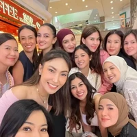Kakak ipar Nagita sekaligus kakak Syahnaz juga ikut hadir dan berpose bersama geng Cendol. Tampil cantik, Nisya memilih mengenakan tanktop berwarna putih. Ia juga menenteng tas berwarna senada dari merek Bottega Veneta. Bottega Veneta Teen Jodie tersebut harganya ditaksir mencapai Rp 56 juta. Foto: Instagram