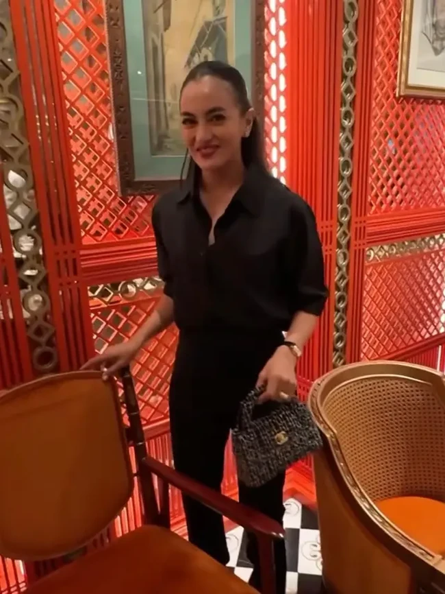 Tampil senada serba hitam, Ririn Ekawati memilih memadukan kemeja dengan celana panjang. Ia juga menenteng tas berwarna senada dari merek Chanel. Chanel Nano Kelly Shopper Black ditaksir bernilai Rp 85 jutaan. Foto: Instagram