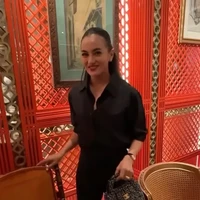 Tampil senada serba hitam, Ririn Ekawati memilih memadukan kemeja dengan celana panjang. Ia juga menenteng tas berwarna senada dari merek Chanel. Chanel Nano Kelly Shopper Black ditaksir bernilai Rp 85 jutaan. Foto: Instagram