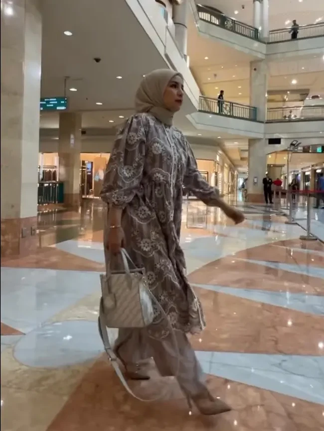 Beda dari yang lain, Tya Ariestya justru memilih tampil mengenakan tas dari merek lokal. Tampil serba coklat, tas Jims Honey X Tya Ariestya: Kanaya Bag rupanya memiliki harga yang cukup terjangkau, yaitu Rp 139 ribu. Foto: Instagram