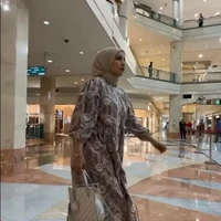 Beda dari yang lain, Tya Ariestya justru memilih tampil mengenakan tas dari merek lokal. Tampil serba coklat, tas Jims Honey X Tya Ariestya: Kanaya Bag rupanya memiliki harga yang cukup terjangkau, yaitu Rp 139 ribu. Foto: Instagram