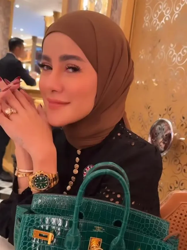 Tak ketinggalan Olla Ramlan juga ikut hadir berkumpul bersama geng Cendol. Tampil totalitas, Olla tampak membawa tas mewahnya keluaran Hermes. Masuk dalam edisi Birkin 25 Emerald Shiny Prosus Crocodile with Gold Hardware, tas tersebut memiliki harga fantastis, mencapai Rp 2,3 miliar. Foto: Instagram