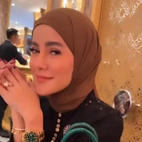 Tak ketinggalan Olla Ramlan juga ikut hadir berkumpul bersama geng Cendol. Tampil totalitas, Olla tampak membawa tas mewahnya keluaran Hermes. Masuk dalam edisi Birkin 25 Emerald Shiny Prosus Crocodile with Gold Hardware, tas tersebut memiliki harga fantastis, mencapai Rp 2,3 miliar. Foto: Instagram