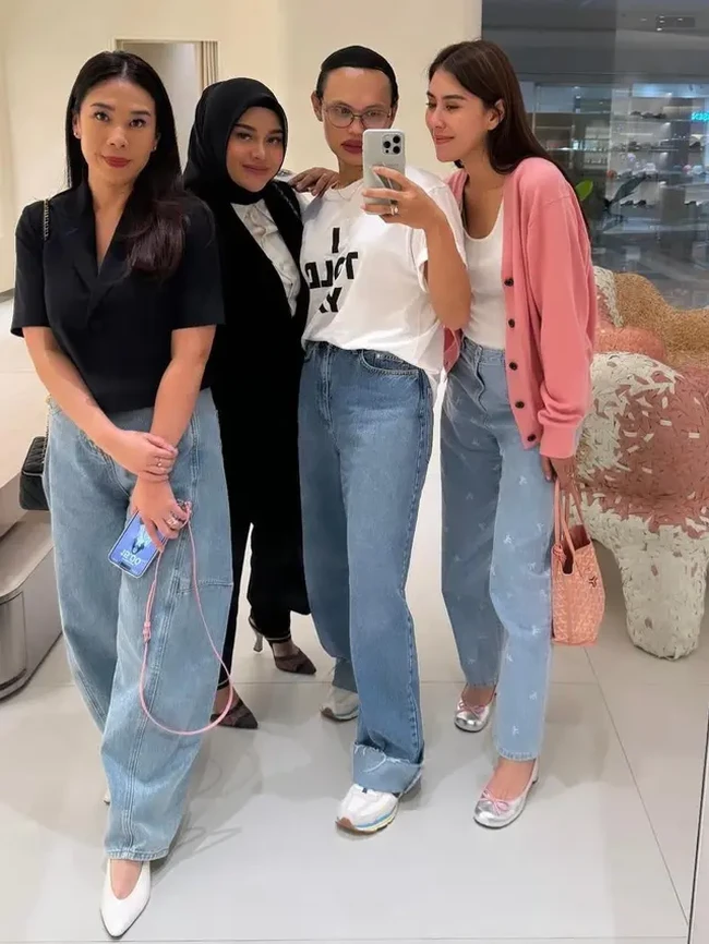Turut hadir, Syahnaz tampil simpel mengenakan tanktop putih dan celana panjang jeans berwarna biru muda. Ia kemudian melengkapi penampilannya dengan cardigan berwarna merah muda. Senada dengan warna cardigannya, istri Jeje Govinda itu menenteng tas Goyard Goyardine Rose Pink Anjou Mini Reversible Totebag yang diperkirakan bernilai Rp 82 juta. Foto: Instagram