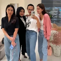 Turut hadir, Syahnaz tampil simpel mengenakan tanktop putih dan celana panjang jeans berwarna biru muda. Ia kemudian melengkapi penampilannya dengan cardigan berwarna merah muda. Senada dengan warna cardigannya, istri Jeje Govinda itu menenteng tas Goyard Goyardine Rose Pink Anjou Mini Reversible Totebag yang diperkirakan bernilai Rp 82 juta. Foto: Instagram