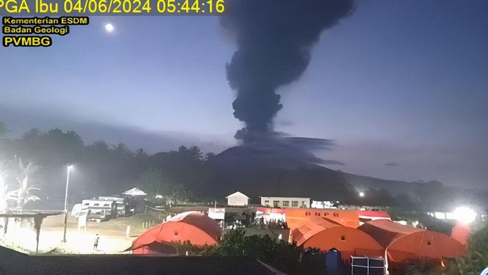 Gunung Ibu Erupsi Pagi Ini (4/6)