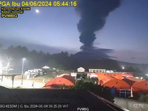 Gunung Ibu di Halmahera Erupsi Lagi, Abu Membubung Setinggi 5 Km