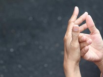 Kenapa Telapak Tangan Mudah Berkeringat, Benarkah Gejala Paru-paru Basah?