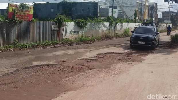 Jalan Tegal Binangun Jakabaring di Kabupaten Banyuasin rusak parah. Pengendara yang melintas tidak jarang terjatuh dan masuk rawah.