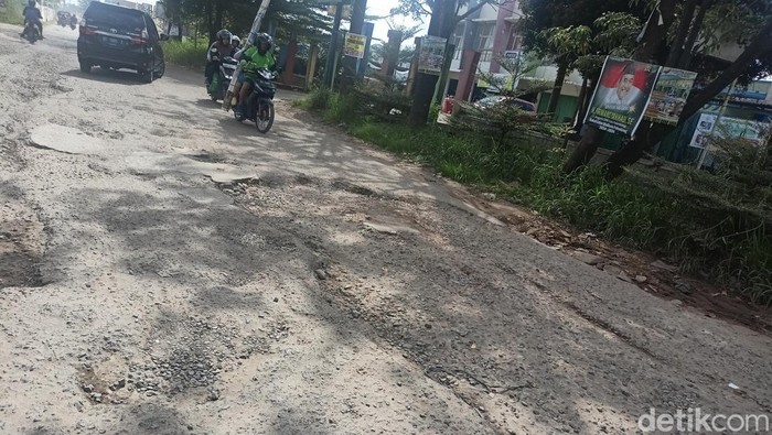 Jalan Tegal Binangun Jakabaring di Kabupaten Banyuasin rusak parah. Pengendara yang melintas tidak jarang terjatuh dan masuk rawah.