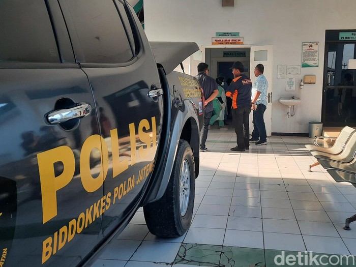 Jenazah korban pembunuhan di Desa Ronggo, Kecamatan Jaken, Kabupaten Pati, diautopsi di ruang jenazah RSUD Pati, Selasa (4/6/2024).