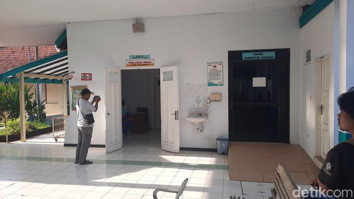 Jenazah korban pembunuhan di Desa Ronggo, Kecamatan Jaken, Kabupaten Pati, diautopsi di ruang jenazah RSUD Pati, Selasa (4/6/2024).