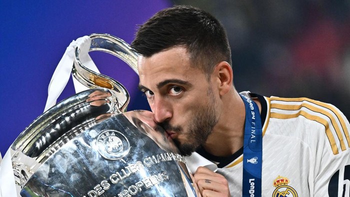 LONDON, ENGLAND - JUNE 1: Joselu of Real Madrid kisses a trophy during the UEFA Champions League 2023/24 final match between Borussia Dortmund v Real Madrid CF at Wembley Stadium on June 1, 2024 in London, England.(Photo by Sebastian Frej/MB Media/Getty Images)