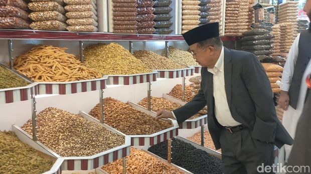 Jusuf Kalla (JK) menyempatkan diri jalan-jalan ke pusat perbelanjaan di Kabul, Afghanistan. (Dhani/detikcom)