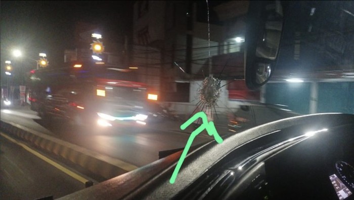 Kaca depan bus pariwisata PO Pesona retak dilempar batu