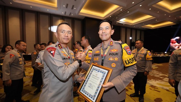 Kapolda Jatim Irjen Imam Sugianto menyerahkan penghargaan kepada Kapolres Jombang AKBP Eko Bagus Riyadi