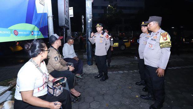 Kapolsek Mampang Kompol David Y Kanitero memimpin patroli skala besar di wilayahnya.