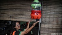 Pemanfataan sampah botol plastik untuk perahu, akuarium, dan pernak-pernik hiasan lampu tersebut guna menjaga lingkungan agar bersih dari sampah plastik.