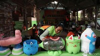 Kebanyakan botol sampah plastik yang digunakan adalah bekas galon air mineral.