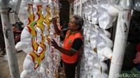 Sampah plastik itu dibuat aneka kerajinan tangan seperti pot bunga, hiasan lampu dan akuarium mini.