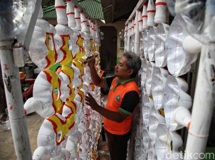Karya Seni dari Limbah Galon Plastik ala UPS Badan Air
