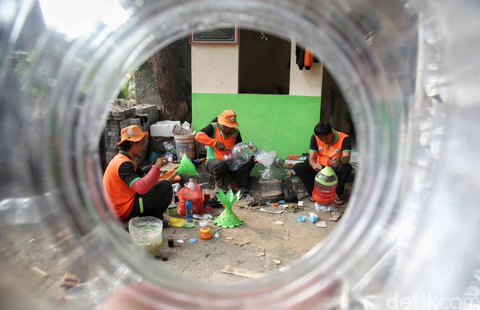 Karya Seni dari Limbah Galon Plastik ala UPS Badan Air