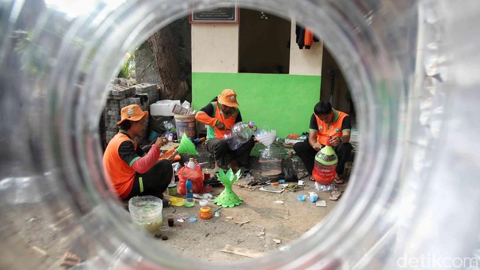 Karya Seni dari Limbah Galon Plastik ala UPS Badan Air Karya Seni dari Limbah Galon Plastik ala UPS Badan Air