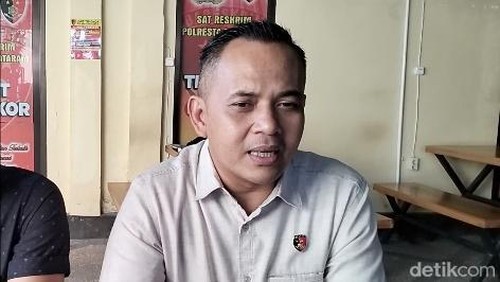 Kasat Reskrim Polresta Mataram Kompol I Made Yogi Purusa Utama memberikan keterangan pers di kantornya, Selasa (4/6/2024). (Ahmad Viqi/detikBali)