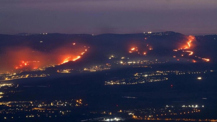 Fires burn in northern Israel as a result of rockets launched from Lebanon amid cross-border clashes between Israeli troops and Hezbollah © Jalaa MAREY / AFP