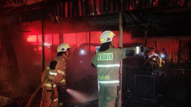 Kebakaran sejumlah bangunan kios terjadi di Cibubur, Ciracas, Jakarta Timur (Jaktim). Sejumlah kios dan mobil hangus terbakar dalam insiden tersebut. (dok Damkar Jaktim)
