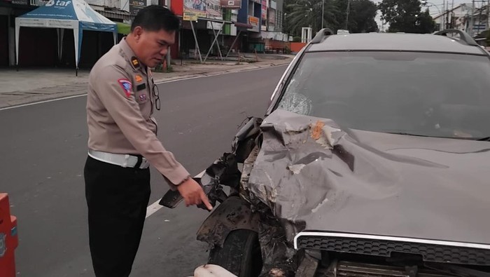 Sepeda motor bertabrakan dengan mobil di Palembang. Korban mengalami luka parah pada bagian kepala dan meninggal di lokasi kecelakaan.