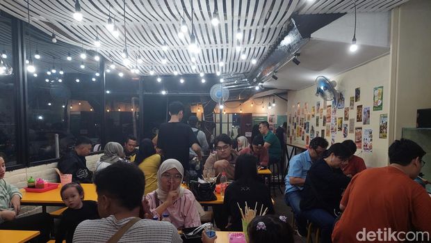 Kedai di tengah perumahan yang menawarkan ragam menu tradisional dan modern