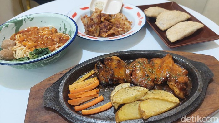 Kedai di tengah perumahan yang menawarkan ragam menu tradisional dan modern