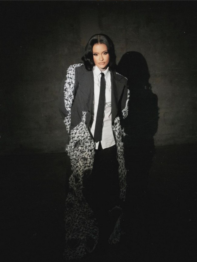 Dalam video tersebut, Kehlani mengenakan busana terinspirasi keffiyeh, scarf yang umum dikenakan masyarakat Timur Tengah, dan kini menjadi simbol perlawanan dan solidaritas Palestina terhadap kekejaman Israel. Foto: Instagram/@kehlani @_miazaki_