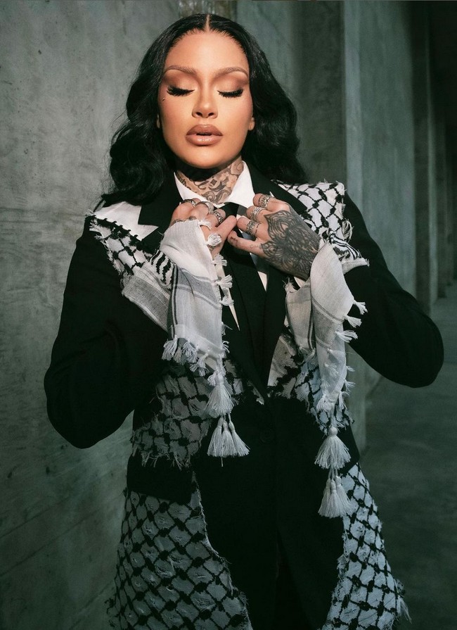 Wajah Kehlani dirias dengan makeup bold, tajam di area mata dan contouring yang mengaksentuasi area pipi. Untuk menyeimbangkan riasan mata yang sudah menonjol, bibirny dipulas lipstik nude nuansa cokelat. Foto: Instagram/@kehlani @_miazaki_