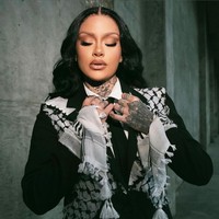 Wajah Kehlani dirias dengan makeup bold, tajam di area mata dan contouring yang mengaksentuasi area pipi. Untuk menyeimbangkan riasan mata yang sudah menonjol, bibirny dipulas lipstik nude nuansa cokelat. Foto: Instagram/@kehlani @_miazaki_