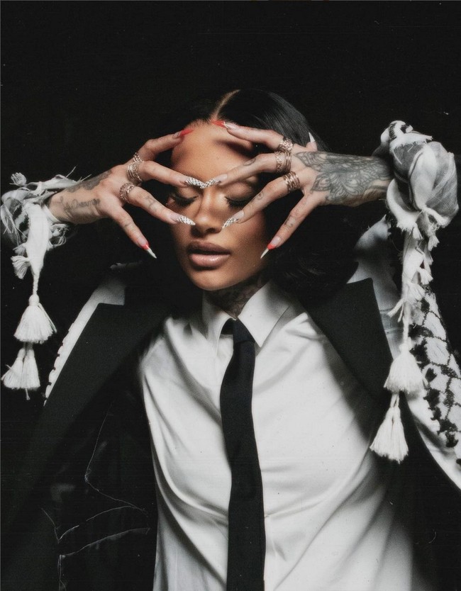 Penyanyi yang populer lewat single ‘ANTISUMMERLUV’ tersebut menghias kukunya dengan nail art motif keffiyeh dan warna-warna yang menyimbolkan bendera Palestina. Foto: Instagram/@kehlani @_miazaki_