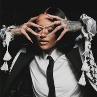 Penyanyi yang populer lewat single ‘ANTISUMMERLUV’ tersebut menghias kukunya dengan nail art motif keffiyeh dan warna-warna yang menyimbolkan bendera Palestina. Foto: Instagram/@kehlani @_miazaki_