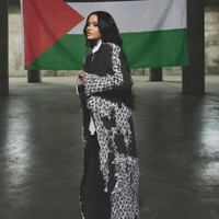 Selain mengibarkan bendera Palestina, musisi 29 tahun ini juga memakai atribut bertemakan Palestina. Foto: Instagram/@kehlani @_miazaki_