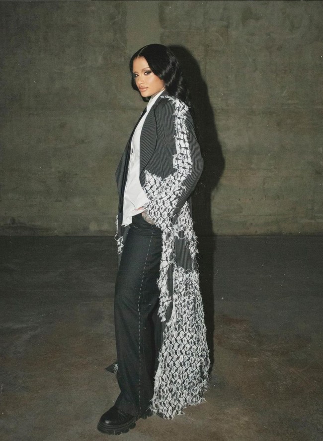 Kehlani terlihat mengenakan wig hitam panjang yang ditata bergelombang. Penampilannya makin edgy dengan boots bersol tebal. Foto: Instagram/@kehlani @_miazaki_