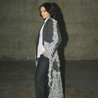 Kehlani terlihat mengenakan wig hitam panjang yang ditata bergelombang. Penampilannya makin edgy dengan boots bersol tebal. Foto: Instagram/@kehlani @_miazaki_