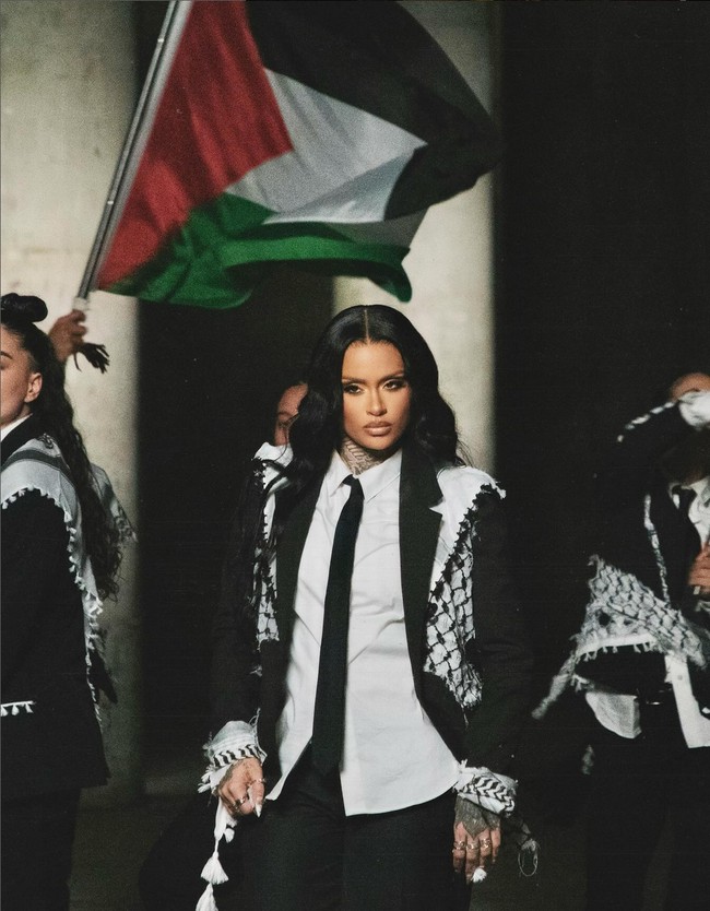 Kehlani merilis video musik berjudul ‘Next 2 U’ yang ditayangkan tiga hari lalu di YouTube. Nuansa video kental dengan tema Palestina dan menggambarkan perjuangan penduduk Gaza melawan opresi militer Israel. Foto: Instagram/@kehlani @_miazaki_