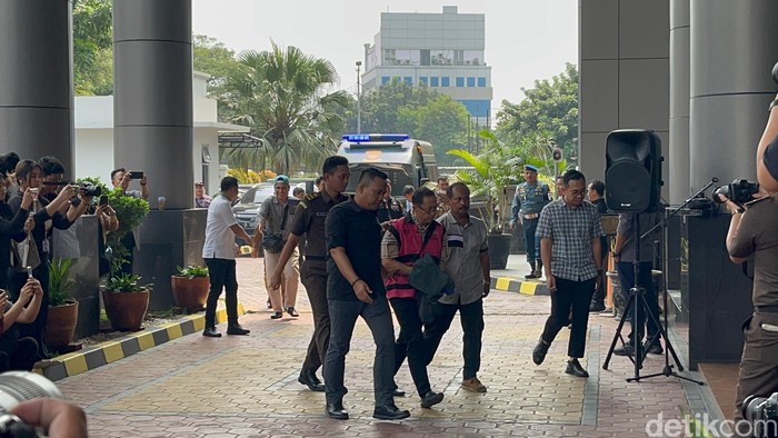 Kejagung Limpahkan 2 Tersangka Korupsi Timah ke Kejari Jaksel. (Rumondang Naibaho/detikcom)