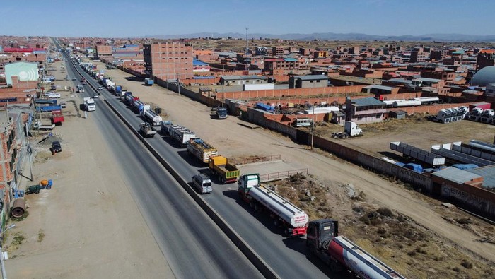 A drone view of vehicles waiting in line to refuel as drivers carry out a 48-hour strike in protest over fuel shortages and lack of U.S. dollars, in El Alto, Bolivia June 3, 2024. REUTERS/Claudia Morales