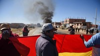 Demonstran memblokir jalan raya menuju Desaguadero, Bolivia, 3 Juni 2024. 